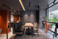 Un comedor con mesa y sillas en Linn Hotel Bac Giang, en Bắc Giang