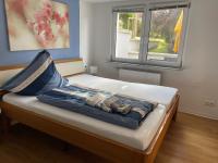Postel nebo postele na pokoji v ubytování Ruhige Ferienwohnung mit Sonnenterrasse und Garten