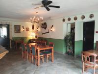 ブレルにあるHotel Rêve de la Valléeのテーブルと椅子のあるダイニングルーム