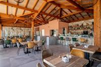 un restaurant avec des tables et des chaises et un bar dans l'établissement Il Pelagone Hotel & Golf Resort Toscana, à Gavorrano