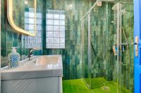Kúpeľňa v ubytovaní Luxury Jardin Majorelle paris orly avec jacuzzi
