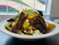 un plato de comida en una mesa en La Quinta by Wyndham Reynosa, en Reynosa