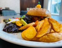 un plato de comida con un sándwich y papas fritas en La Quinta by Wyndham Reynosa, en Reynosa