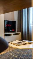 Televízia a/alebo spoločenská miestnosť v ubytovaní Mieszkanie z dużym terasem w Warszawie