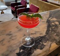 Una bebida roja en un vaso sobre un mostrador. en Castor & Pollux Hotel, en Tiflis