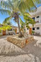 una palmera delante de un edificio en The Hut Bonaire, en Kralendijk