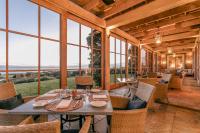 Te AwangaにあるRosewood Cape Kidnappersのダイニングルーム(テーブル、椅子、大きな窓付)