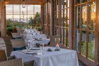 Te AwangaにあるRosewood Cape Kidnappersの白いテーブルと椅子と窓のあるダイニングルーム