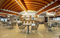 Un comedor con mesas y sillas en un restaurante. en Villa Clorè Hotel & Spa, en Lama Mocogno