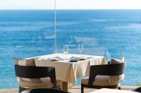 una mesa con dos copas de vino encima en Hayama Hotel Otowa No Mori, en Yokosuka