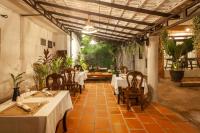 un ristorante con tavoli e sedie in una stanza di Angkor Eden Boutique Hotel a Siem Reap