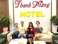 un grupo de personas sentadas en un sofá en un hotel en Thanh Măng Hotel, en Quảng Ninh