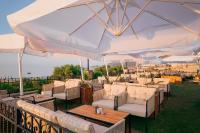 een groep tafels en stoelen onder parasols bij Selectum Colours Bodrum in Gümbet