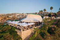 een bovenaanzicht van een restaurant met witte parasols bij Selectum Colours Bodrum in Gümbet