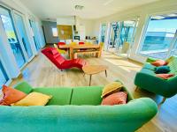 Posezení v ubytování Villa am Meer mit Pool & Kinderpool - Leon's Holiday Homes