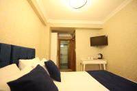 A television and/or entertainment centre at Asmali Hotel