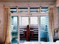 a room with a table in front of a window at Jinge Guest House in Jiji