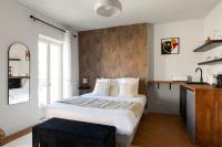 a bedroom with a large bed and a kitchen at La Terrasse&#47; Clim&#47; Vue in Carcassonne