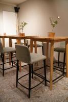 ErgoldsbachにあるHotel Gasthof Stieglersの部屋の中の木製のテーブルと椅子