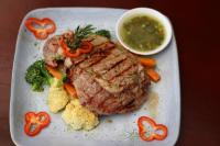 un plato de carne y verduras y un tazón de sopa en Hotel La Vid La Fortuna, en Fortuna