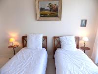 two beds sitting next to each other in a bedroom at Royan - Résidence VILLA BRACELLI - APPARTEMENT SPACIEUX - Centre-ville in Royan