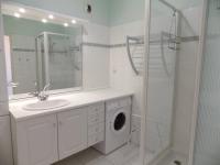a bathroom with a sink and a washing machine at Royan - Résidence VILLA BRACELLI - APPARTEMENT SPACIEUX - Centre-ville in Royan