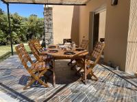 Patio lub wspólna przestrzeń na świeżym powietrzu w obiekcie Villa 4* pour 6 pers. avec piscine privée et grand jardin, proche gorges de l'Ardèche - FR-1-382-191