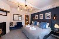 Un dormitorio con una cama con toallas. en Riize Boutique Hotel Worcester Self Check-in City Centre, en Worcester