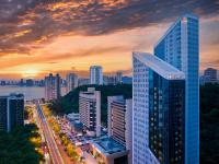 un edificio alto con vistas al perfil urbano en Pan Pacific Xiamen(Near the Ferry to Gulang Island and Metro Station), en Xiamen