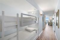 ein Schlafzimmer mit Etagenbetten und einen Flur in der Unterkunft Pelican Beach Resort by Colasan in Destin