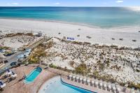 einen Blick über den Strand mit Pool in der Unterkunft Pelican Beach Resort by Colasan in Destin