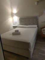 A bed or beds in a room at Good Stay Rooms