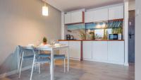 Kuchyňa alebo kuchynka v ubytovaní Apartamenty Sun & Snow Sanatoryjna - blisko plaży