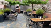 een restaurantterras met tafels en stoelen en een trap bij Hotel Restaurant Reichsadler in Buchen