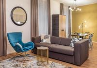 una sala de estar con un sofá y una silla en VN48 Suites by Adrez, en Praga