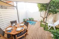 A garden outside CapoSud - Suite Randa