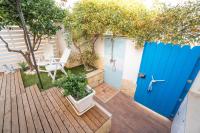 A garden outside CapoSud - Suite Randa
