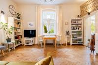 Televízia a/alebo spoločenská miestnosť v ubytovaní Historical Wine Apartment