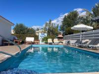 Bazén v ubytování Villa Kristin, Coral Bay nebo v jeho okolí