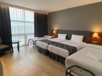 A bed or beds in a room at Exe Isla Cartuja