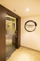 una entrada a un edificio con un cartel en la pared en The Onyx Hotel, en Jamshedpur