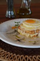 une assiette avec une pile de crêpes sur une table dans l'établissement Villa dos Poetas, à Barra Grande