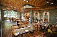 En restaurant eller et andet spisested på Samsara Luxury Cottages & Spa, Chail Hills