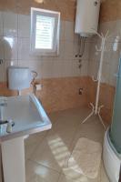 Kúpeľňa v ubytovaní Family friendly apartments with a swimming pool Vinisce, Trogir - 12676