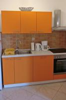 Kuchyňa alebo kuchynka v ubytovaní Family friendly apartments with a swimming pool Vinisce, Trogir - 12676