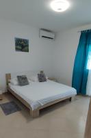 Posteľ alebo postele v izbe v ubytovaní Family friendly apartments with a swimming pool Vinisce, Trogir - 12676