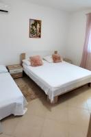 Posteľ alebo postele v izbe v ubytovaní Family friendly apartments with a swimming pool Vinisce, Trogir - 12676