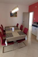 Kuchyňa alebo kuchynka v ubytovaní Family friendly apartments with a swimming pool Vinisce, Trogir - 12676