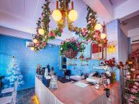 Ban Wat Khaoにあるเรินนายหัว by KOYAD RESORTのクリスマスの飾りが飾られたカウンターのある部屋