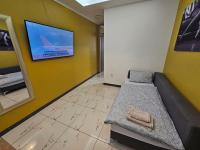 Televízia a/alebo spoločenská miestnosť v ubytovaní Royal Apartments & Rooms